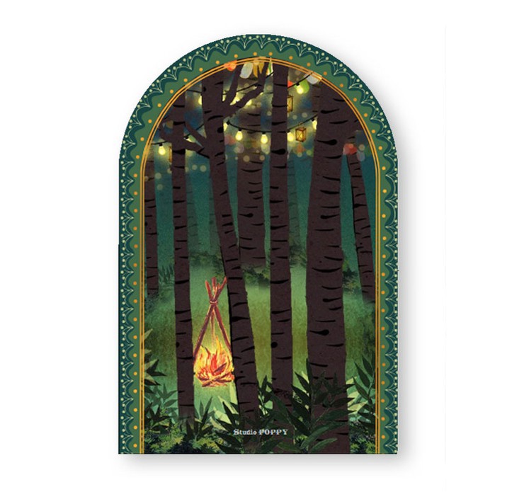 Geboortekaartje bos met bosdieren rondom het baby mandje. Ze kijken nieuwsgierig naar het pasgeboren kindje. Boogvorm geboortekaartje met illustratieve rand en mooie illustratie. Ook met folie verkrijgbaar.