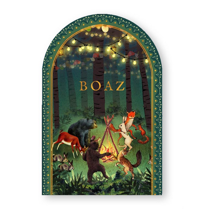 Een uniek illustratief geboortekaartje in bijzondere boog vorm. De decoratieve rand maakt het een speciaal en bijzonder geboortekaartje. Een dromerig tafereeltje met dieren rond het kampvuur. Kijk eens voor meer dromerige dieren geboortekaartjes bij Studi