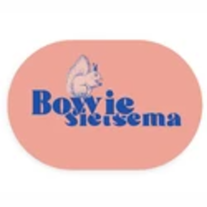 Een uniek geboortekaartje in ovaal vorm! Dat is weer eens wat anders. Een geboortekaartje op een hele bijzondere wijze vervaardigd. Color blocking en het is ook mogelijk om er folie aan toe te voegen. Met de editor kun je zelf de kaart personaliseren.