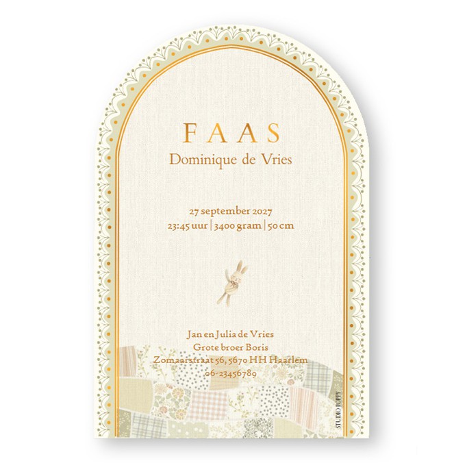 Een prachtig geboortekaartje in boogvorm met baby onder lapjesdeken. Het illustratieve kader maakt het een smaakvol illustratief kaartje dat toch heel rustig oogt. Een sereen, lief geboortekaartje dat vele harten zal raken. Vraag eens de gratis proefdruk 