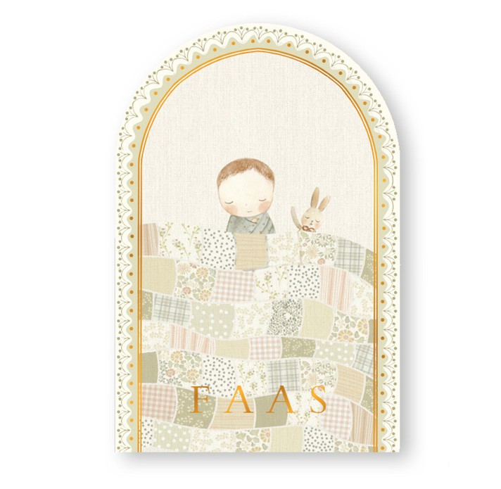 Een prachtig geboortekaartje in boogvorm met baby onder lapjesdeken. Het illustratieve kader maakt het een smaakvol illustratief kaartje dat toch heel rustig oogt. Een sereen, lief geboortekaartje dat vele harten zal raken. Vraag eens de gratis proefdruk 