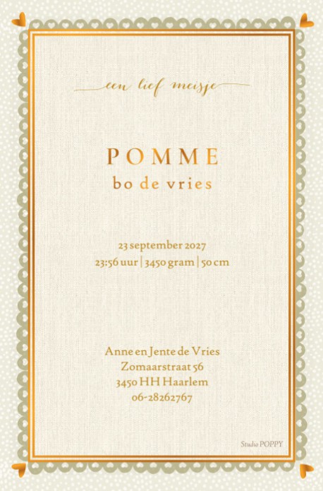 Lief geboortekaartje met baby onder lapjes dekentje. De quilt is voorzien van allerlei patronen en printjes waardoor het een illustratief geboortekaartje is. Het bijzondere kader maakt het helemaal af. Vraag eens de gratis proefdruk op.