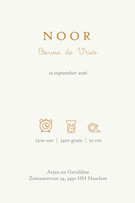 Geboortekaartje met lieve baby kleertjes aan een kapstokje. Herfst is het seizoen waarin jullie baby geboren zal worden. Hoe toepasselijk een paar herfst wantjes en sjaal? Een paar regenlaarsjes mogen niet ontbreken.