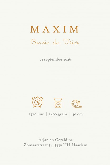 Geboortekaartje met lieve baby kleertjes aan een kapstokje. Winter is het seizoen waarin jullie baby geboren zal worden. Hoe toepasselijk een paar herfst wantjes en sjaal? Een paar winterjasje mag niet ontbreken.