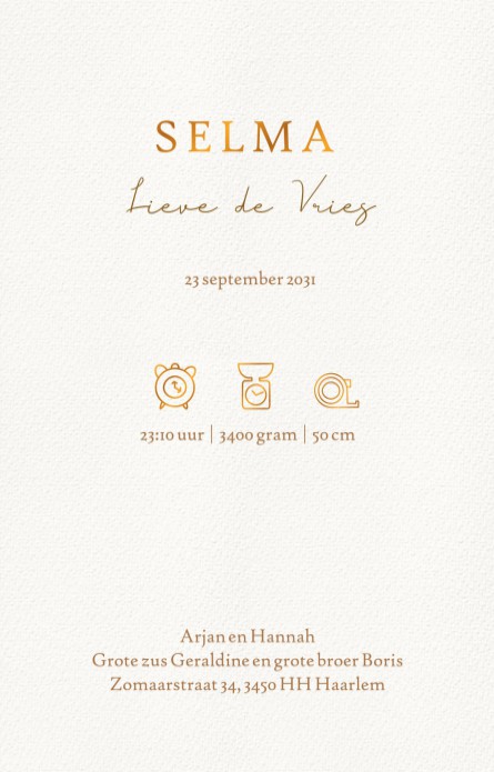 Geboortekaartje met bedje waarin een baby ligt te slapen. Broer en zus komen even bij het ledikantje kijken wie hun nieuwe gezinslid is. De familie is compleet met het derde kindje. Lieve familie in waterverf geschilderd.