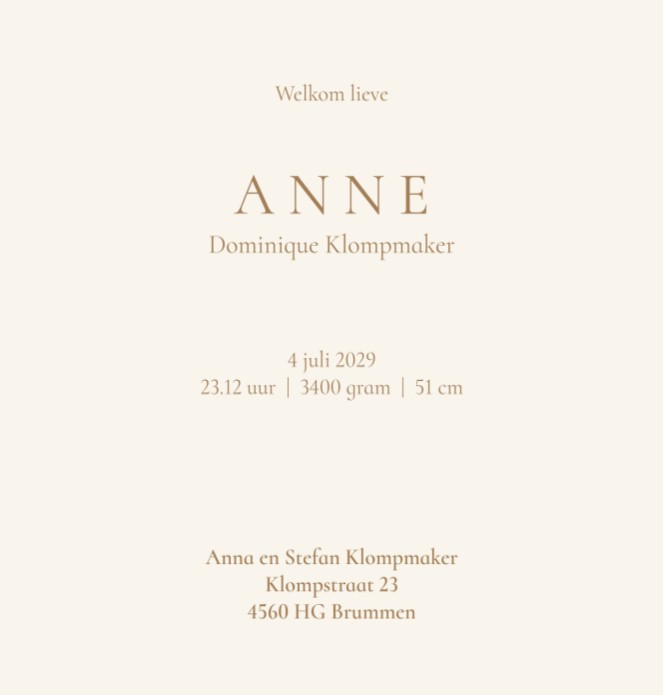 Zo lief dit geboortekaartje met beer en baby die op een wolk in slaap gevallen zijn. De sterren fonkelen aan de hemel. De slapende baby ligt tegen de slapende beer aan en zijn heerlijk in dromenland.