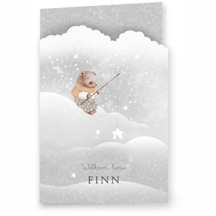 Een geboortekaartje in een bijzondere vorm, een uniek geboortekaartje met een kleine uitsparing bij de wolk! Echt een bijzonder geheel met handgeschilderde illustraties van luchten, wolken en beer. De sterren en maan mogen natuurlijk niet ontbreken. In de