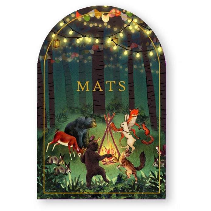 Geboortekaartje in het bos met dieren die rond het kampvuur dansen. Een fantasierijke illustratie in avontuurlijke sfeer. De bosdieren vieren feest met muziek, gezellige verlichting en vlaggetjes. Het geboortekaartje is ook met folie verkrijgbaar. Bestel 