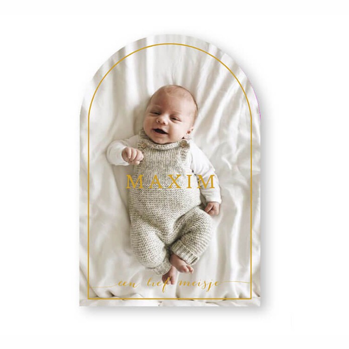 Geboortekaartje in boogvorm, een bijzondere toepassing voor een uniek geboortekaartje. De foto komt zo prachtig tot zijn recht. Kijk eens in de beeldbank als je jouw geboortekaartje graag eigen wil maken met details. In een handomdraai heb jij jouw kaart 