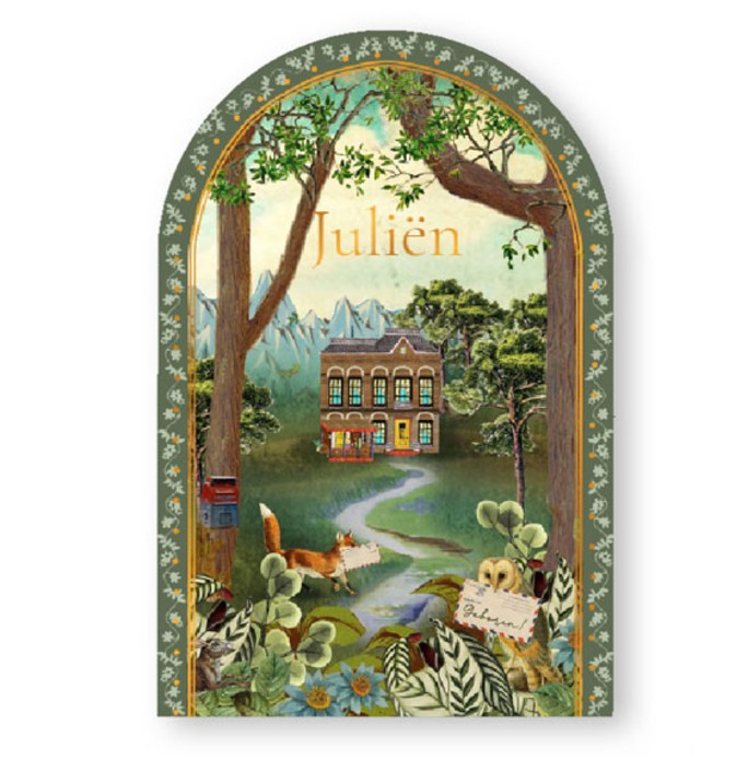 Geboortekaartje in boogvorm met huis in bos. De bosdieren wandelen om het huis en bezorgen de post. Er is een baby geboren! Een geboortekaartje die opvalt tussen alle andere, vraag eens een proefkaartje aan.