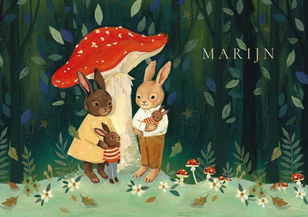 Een handgeschilderd geboortekaartje met illustratie van een konijnen familie in het bos. Ze staan bij een rode paddenstoel en de bladeren vallen van de bomen. Illustratief geboortekaartje in prachtige kleuren.