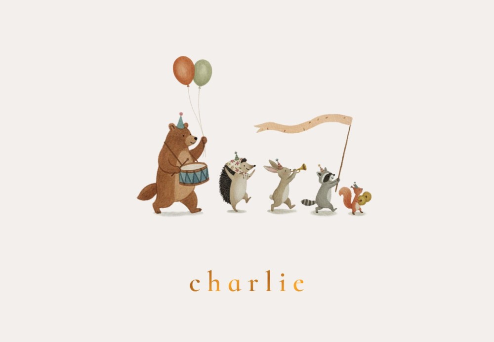 Lief geboortekaartje met bosdieren parade. Met muziekinstrumenten lopen ze in een fanfare. Een vrolijk geboortekaartje met een beer, wasbeer, vogel, konijn, eekhoorn en egel.