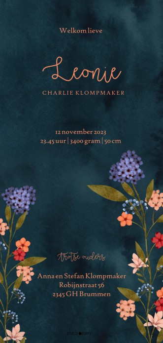 Een heel stijlvol geboortekaartje met fleurige bloemen en lief wiegje. Het kindje ligt te slapen tussen de veldbloemen. Een illustratief en decoratief geboortekaartje in staand model. Bekijk hem met eigen ogen en bestel eens een proefdruk.