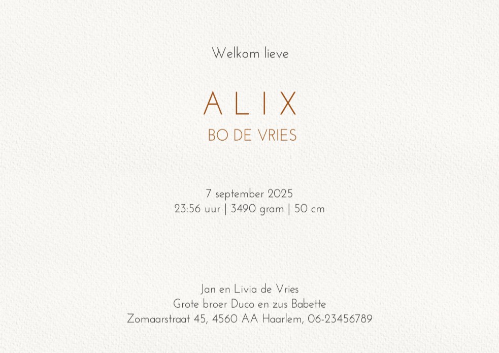 Geboortekaartje met broer en zus in een weiland. Sereen watercolor geboortekaartje met watercolor mozeswiegje. De baby ligt lekker te slapen in het gras en broer en zus zitten naast het mandje.