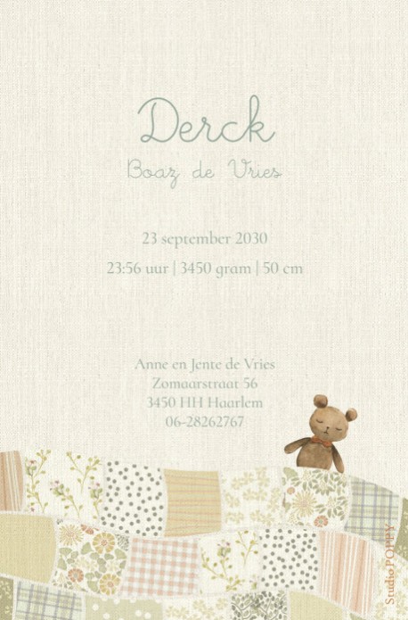 Een heel stijlvol geboortekaartje met originele handgetekende quilt deken met slapende baby. De ronde hoeken optie kun je aanzetten bij het bestellen van de proefkaart of oplage.