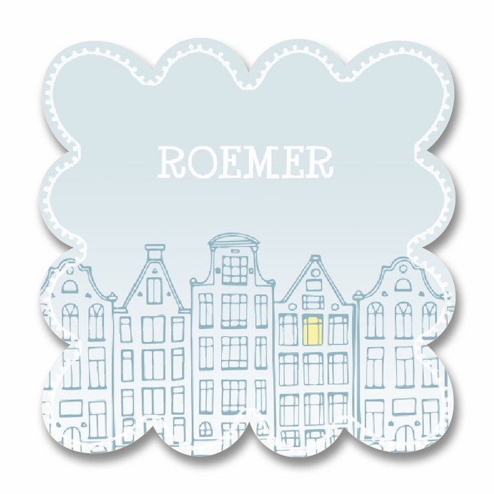 Geboortekaartje met Amsterdamse grachtenhuizen. Een bijzonder geboortekaartje met illustratieve rand om het een beetje speelser te maken. Het raampje op 3 hoog, daar brand nog licht. Daar is een kindje geboren!