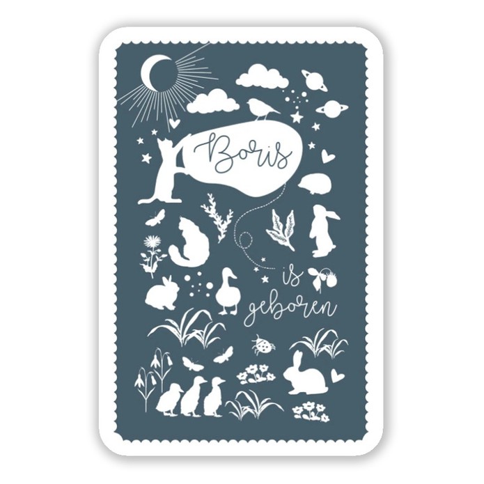 Een prachtig speels geboortekaartje in 2 kleuren met konijntjes, katten, vlinders en nog veel meer dieren. De tekst is er speels tussen geplaatst. De wolkjes en sterren zijn er illustratief aan toegevoegd en er een ontstaat een grappige collage van figuur