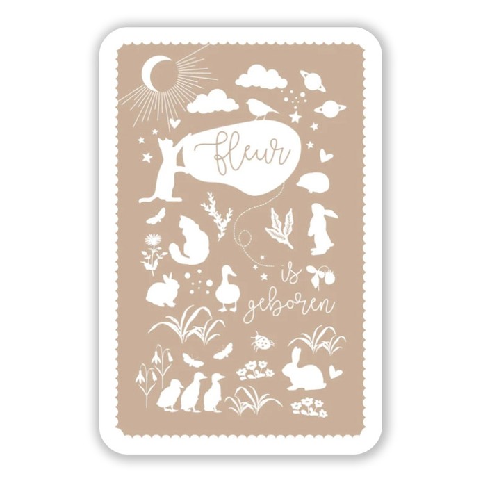 Een prachtig speels geboortekaartje in 2 kleuren met konijntjes, katten, vlinders en nog veel meer dieren. De tekst is er speels tussen geplaatst. De wolkjes en sterren zijn er illustratief aan toegevoegd en er een ontstaat een grappige collage van figuur