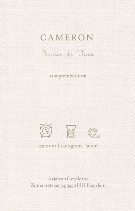 Prachtig geboortekaartje in serene kleuren. Een linnen look achtergrond met veldbloemen en lieve paddenstoeltjes. De slapende baby ligt in het gras te dromen van een eekhoorntje op de paddenstoel.