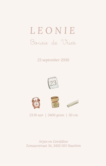 Geboortekaartje met ooievaar. De ooievaar vliegt door de lucht met een mandje in zijn bek. In het mandje ligt een baby meisje dat pas geboren is. Bestel eens een proefkaart.