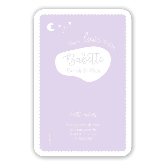 Geboortekaartje met ooievaar en silhouette van bloemen en wolken. Een prachtig off set achtig geboortekaartje waarbij je de kleur zelf kunt aanpassen. De vliegende ooievaar vliegt naar de zon en de sterren dwarrelen tussen de tekeningen.