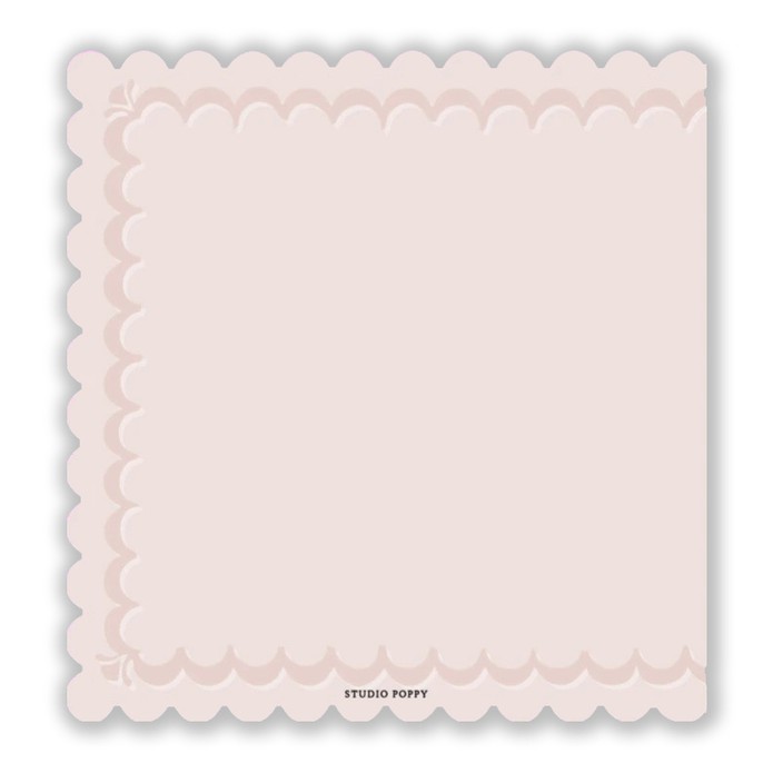 Geboortekaartje met scallop rand in serene kleuren. Het bijzondere kader accentueert de stans rand van het geboortekaartje. Een handgetekend strikje maakt het een echt geboortekaartje voor een meisje, de kleuren zijn naar wens aan te passen.