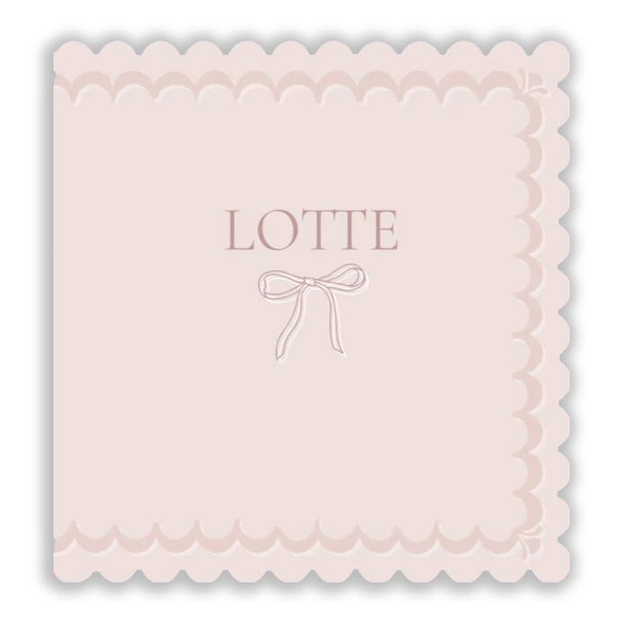 Geboortekaartje met scallop rand in serene kleuren. Het bijzondere kader accentueert de stans rand van het geboortekaartje. Een handgetekend strikje maakt het een echt geboortekaartje voor een meisje, de kleuren zijn naar wens aan te passen.