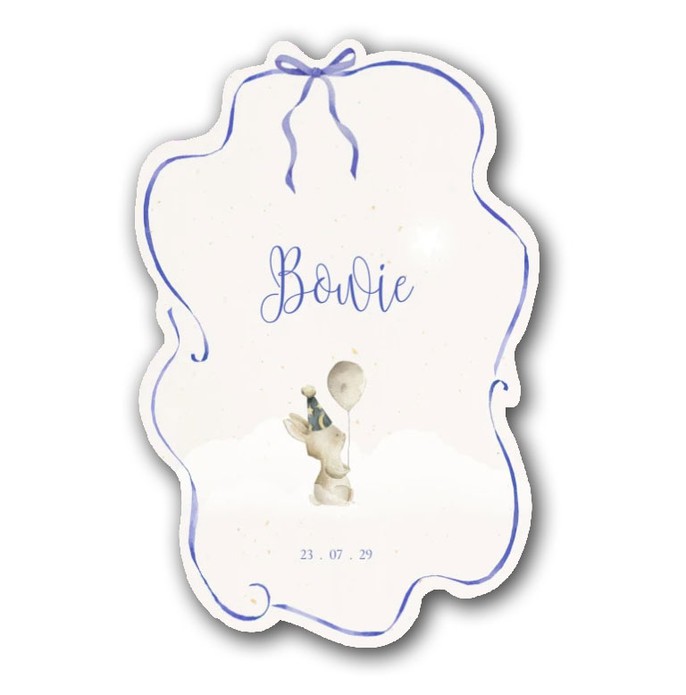 Een uniek geboortekaartje in bijzondere vorm! Een golvende rand naar de vorm van het lint en de strik. Met waterverf geschilderde strik is een prachtige illustratie voor jullie geboortekaartje. Het konijntje met ballon maakt het een lief kaartje om de geb