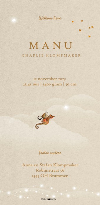 Prachtig geboortekaartje lucht en wolken met walvis. Hand geschilderde elementen voor een illustratief geboortekaartje. Een droom wereld deze walvis die door de wolken zeilt. De sterren fonkelen om hem heen.