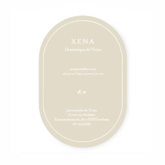 Geboortekaartje in ovaal vorm met lijntekening van een eekhoorn. Een mooi kadertje geeft de geboortekaart een klassiek tintje. De neutrale kleuren maken het helemaal af en zijn naar wens aan te passen.