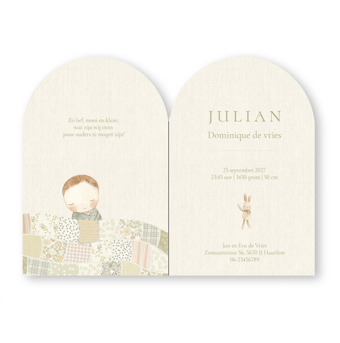 Geboortekaartje in boogvorm met baby onder een quilt deken. Alle verschillende lapjes stof met patroontjes en structuren maken het een illustratief geboortekaartje. De illustratieve rand maakt het een lief geboortekaartje.