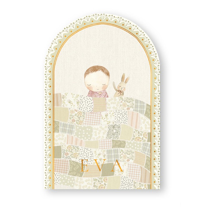 Geboortekaartje in boogvorm met baby onder een quilt deken. Alle verschillende lapjes stof met patroontjes en structuren maken het een illustratief geboortekaartje. De illustratieve rand maakt het een lief geboortekaartje.