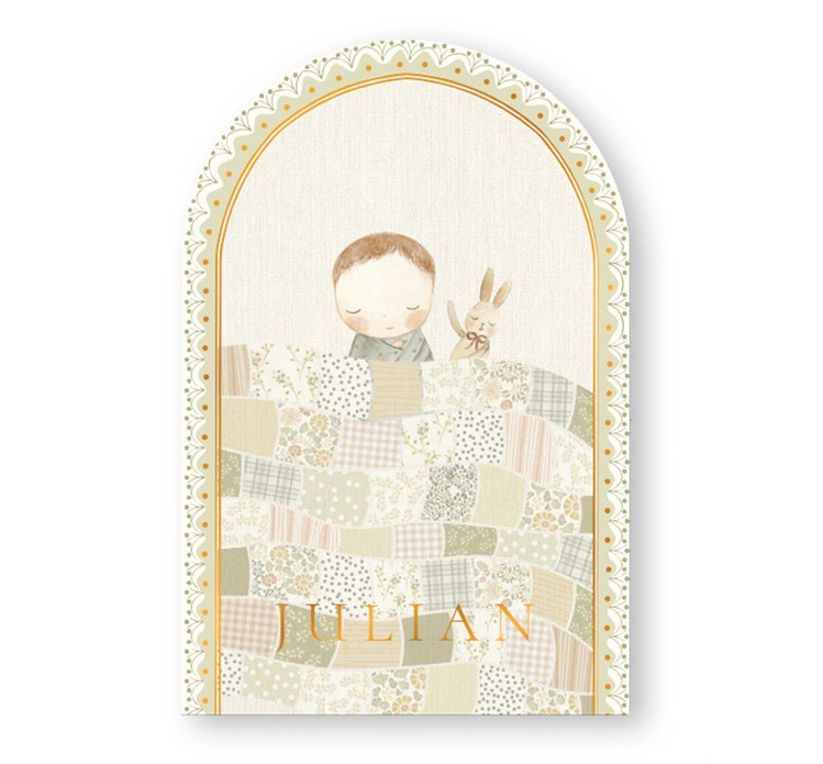 Geboortekaartje in boogvorm met baby onder een quilt deken. Alle verschillende lapjes stof met patroontjes en structuren maken het een illustratief geboortekaartje. De illustratieve rand maakt het een lief geboortekaartje.