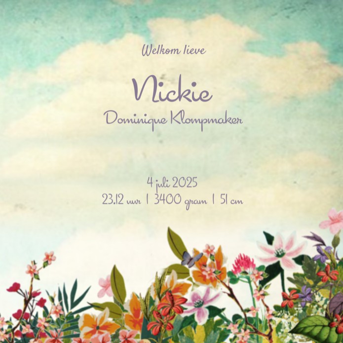 Geboortekaartje retro vintage met bloemen en baby in mandje. Het wiegje staat in de tuin en het hert komt nieuwsgierig even kijken. De zomerse tuin is vrolijk en maakt het een illustratief geboortekaartje.