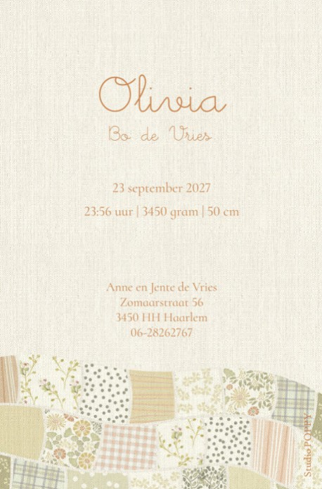 Lief geboortekaartje met baby onder quilt dekentje. De verschillende lapjes stof met patroontjes en ruitjes maken het een illustratief geboortekaartje. Vraag eens de gratis proefdruk aan.