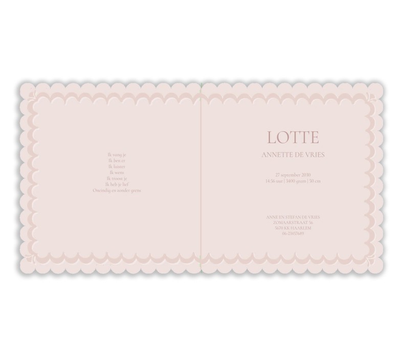 Geboortekaartje met scallop rand in serene kleuren. Het bijzondere kader accentueert de stans rand van het geboortekaartje. Een handgetekend strikje maakt het een echt geboortekaartje voor een meisje, de kleuren zijn naar wens aan te passen.