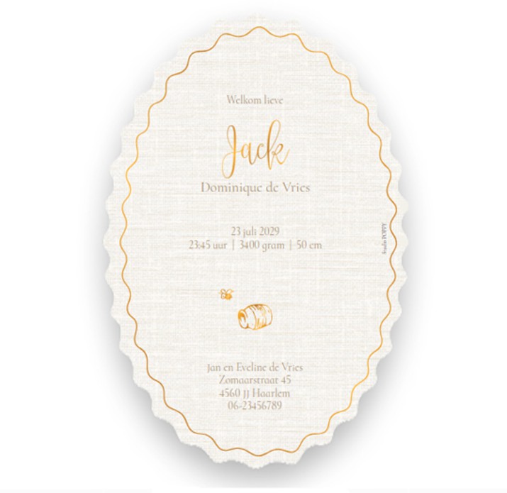 Een uniek geboortekaartje in bijzondere vorm van Winnie the Pooh. Ovaalvormig met golfjes en een mooi bijpassend kader. De honingpot mag niet ontbreken en het is mogelijk om een mooi versje van Winnie the Pooh toe te voegen.